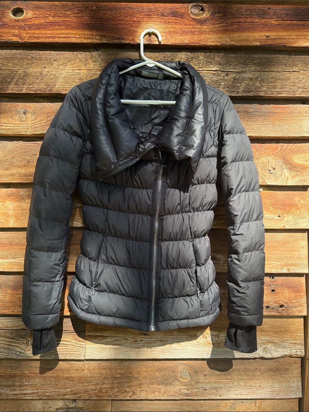 Athleta fitted zip up puffer coat with thumb holes & zip pockets